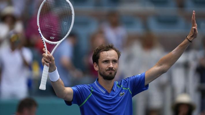 中国队包揽越野滑雪女子5公里(自由技术) 前三.