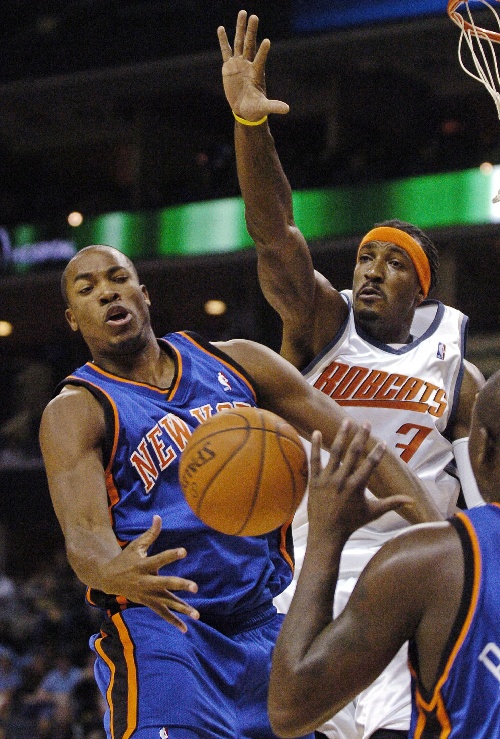 河南球迷遭围殴！被迫跳下看台，工作人员被水瓶爆头，蓉城或遭重罚